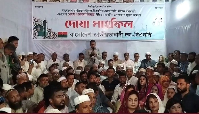 নয়াপল্টনে বিএনপির কেন্দ্রীয় কার্যালয়ে খালেদা জিয়ার জন্মদিন উপলক্ষে রোগমুক্তি কামনায় আয়োজিত মিলাদ মাহফিলে দলের স্থায়ী কমিটির সদস্য আমীর খসরু মাহমুদ চৌধুরী। প্রবা ফটো 