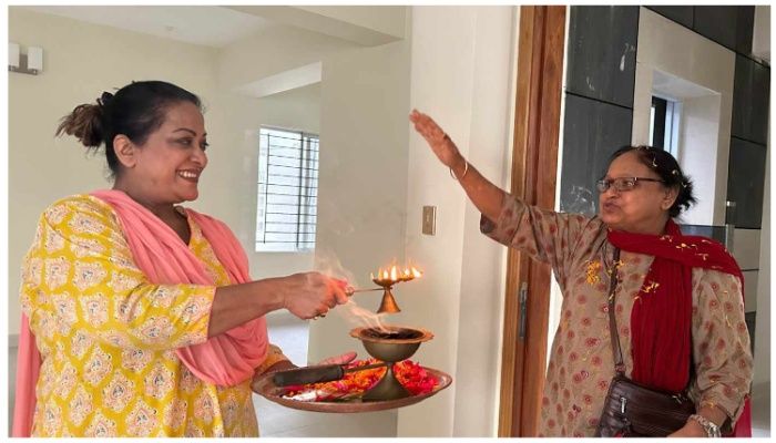 নিজের বাড়িতে মাকে বরণ করলেন অরুণা   