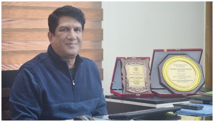 আলোছায়া দিয়ে প্রকৃতির চিত্র আঁকেন আক্তার হামিদ খান