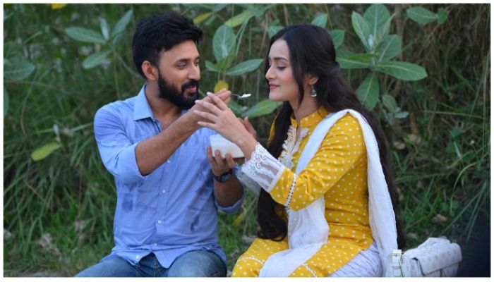 জীবনের অবেলায় মনোজ-নাদিয়া