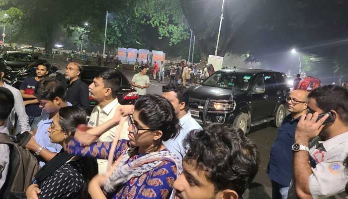 তিন দফা দাবিতে আন্দোলন করছেন ঢাকা বিশ্ববিদ্যালয়ের কয়েত-মৈত্রী হলের শিক্ষার্থীরা। প্রবা ফটো