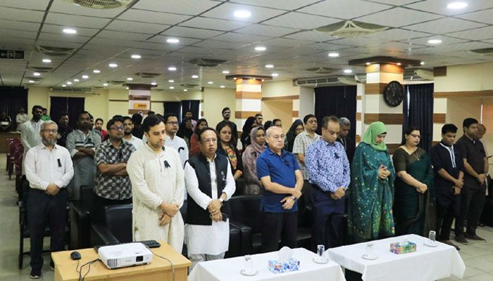জাতীয় শোক দিবসে সিআইইউতে দাঁড়িয়ে নীরবতা পালন করেন উপাচার্যসহ বিশ্ববিদ্যালয়ের শিক্ষক, কর্মকর্তা ও শিক্ষার্থীরা। প্রবা ফটো