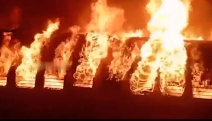 ভারতে ট্রেনে অগ্নিকাণ্ডে নিহত ১০  