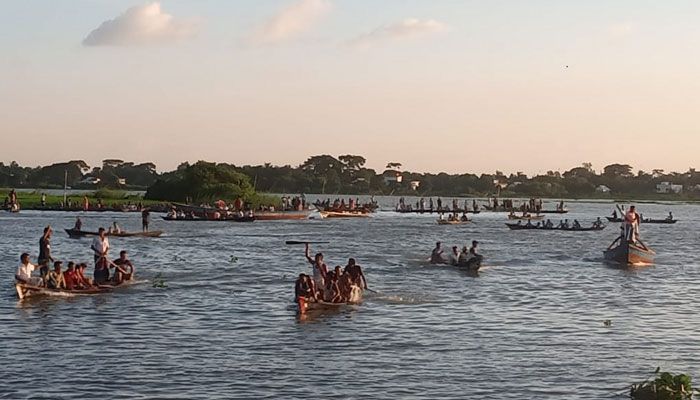 মেঘনায় নৌকা বাইচ প্রতিযোগিতা 