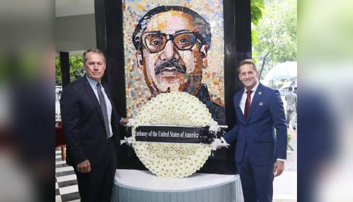 বঙ্গবন্ধুর প্রতিকৃতিতে দুই কংগ্রেসম্যানের শ্রদ্ধা