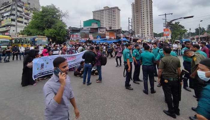 ‘জনদুর্ভোগ লাঘবে’ ৬ ঘণ্টা পর নীলক্ষেত ছাড়লেন সাত কলেজের শিক্ষার্থীরা