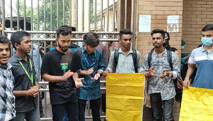 এইচএসসি পরীক্ষা পেছানোর দাবিতে ঢাকা শিক্ষা বোর্ডের সামনে বিক্ষোভ