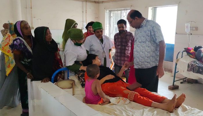 যৌতুক না পেয়ে গৃহবধূকে ব্লেড দিয়ে মারাত্মক জখম