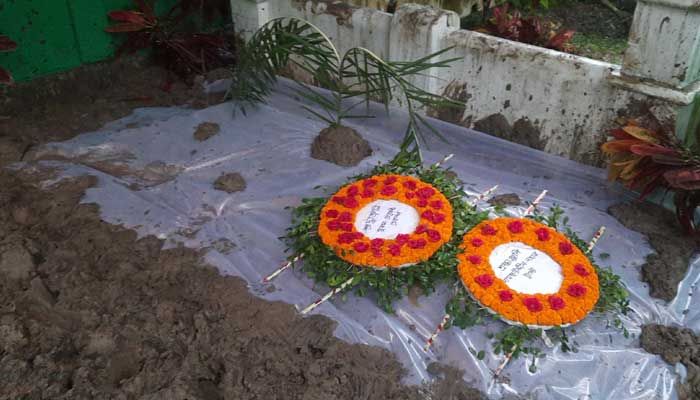 চিতলী-বৈটপুর গ্রামে বাবা-মায়ের কবরের পাশে শায়িত হয়েছেন একুশে পদকপ্রাপ্ত কবি মোহাম্মদ রফিক। প্রবা ফটো 