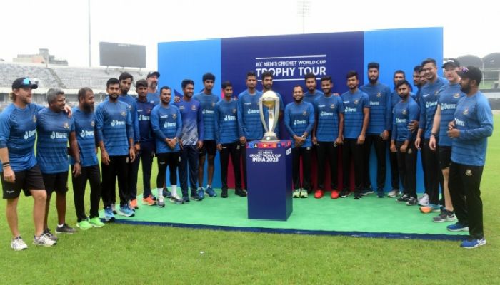 ক্রিকেটারদের ট্রফি ছোঁয়ার দিন