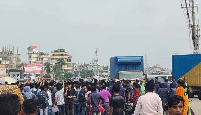 সিদ্ধিরগঞ্জে সহকর্মী হত্যার বিচার চেয়ে সড়ক অবরোধ