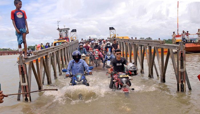 কর্ণফুলী নদী পারাপারে ভোগান্তিতে পড়েন যাত্রীরা। প্রবা ফটো
