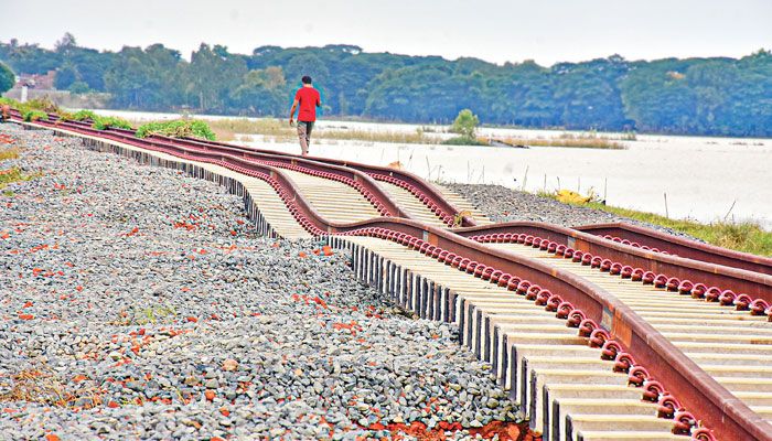 বন্যা এসে দেখিয়ে দিল গোড়াতেই গলদ 