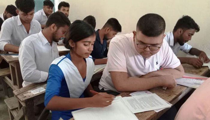 শ্রুতি লেখকের সাহায্যে এইচএসসি পরীক্ষা দিচ্ছে দৃষ্টিহীন অরিত্র