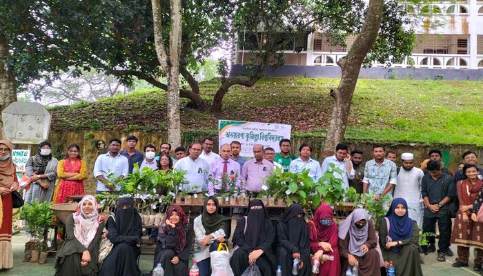 প্লাস্টিকের বিনিময়ে গাছ বিতরণ করল অভয়ারণ্য কুমিল্লা বিশ্ববিদ্যালয়