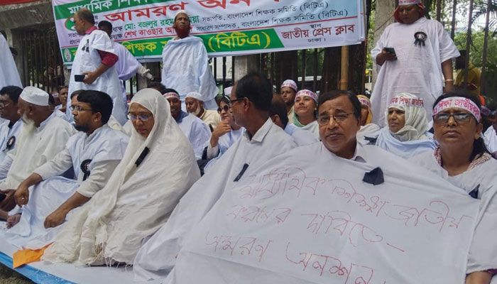 এবার কাফনের কাপড় পরে আমরণ অনশনে শিক্ষকরা