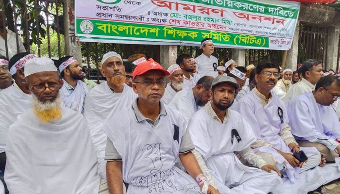 এবার কাফনের কাপড় পরে আমরণ অনশনে শিক্ষকরা