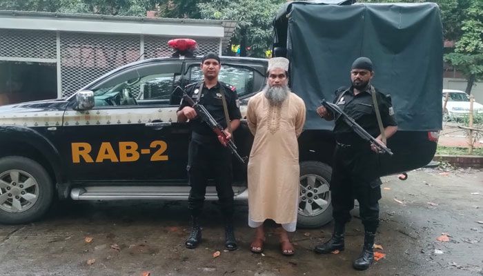 গ্রেপ্তার সাজিদ ট্যুরস অ্যান্ড ট্রাভেলস এজেন্সির মালিক অহিদুল আলম ভূঁইয়া। প্রবা ফটো