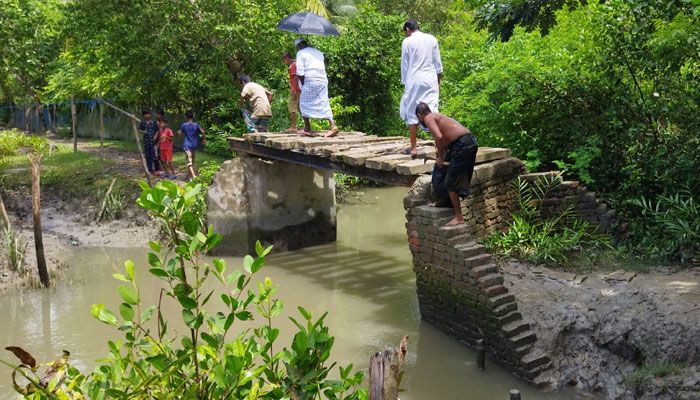 বেহাল কালভার্ট যেন মারণফাঁদ 