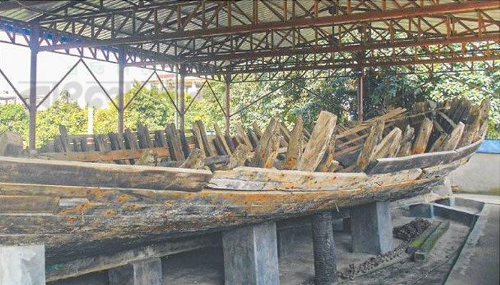 ১০ বছর ধরে অরক্ষিত সেই নৌকাটি