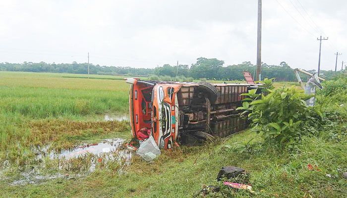 পিকনিকের বাস খাদে পড়ে নিহত ১, শিশুসহ আহত ১৮