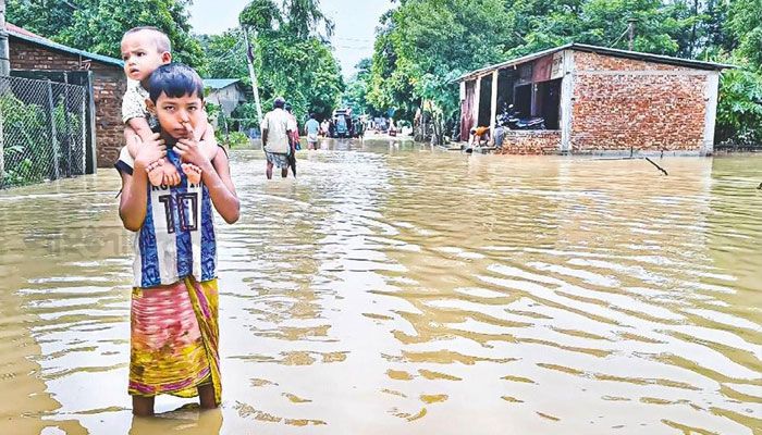 স্লুইসগেট বন্ধ করে সশস্ত্র পাহারা ঘেরমালিকদের