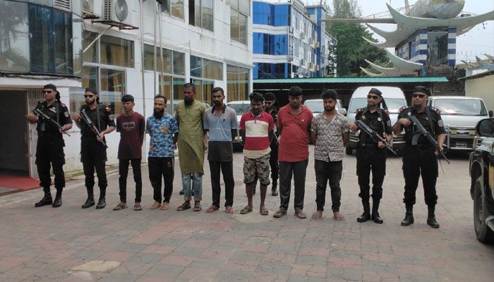 উখিয়ায় সশস্ত্র বাহিনীর প্রধানসহ গ্রেপ্তার ৭