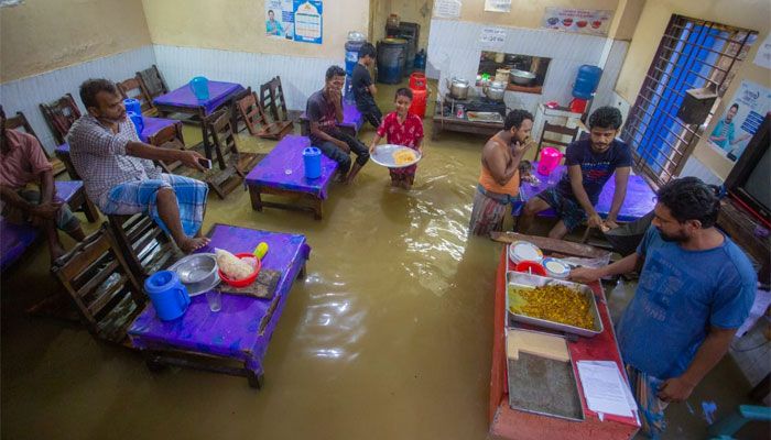 খাবার ও বিশুদ্ধ পানির সংকটে বন্দরনগরী