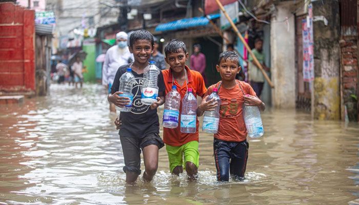 খাবার ও বিশুদ্ধ পানির সংকটে বন্দরনগরী