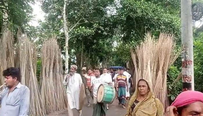 মাইকে ঘোষণা দিয়ে দুই গ্রামবাবাসীর সংঘর্ষ