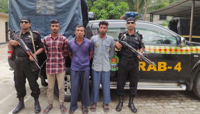 নৌকায় নিয়ে কুপিয়ে হত্যার পর আলামত নদীতে ফেলা হয় : র‍্যাব