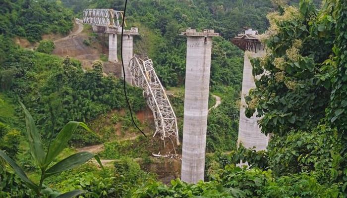 ভারতে রেলওয়ে ব্রিজ ভেঙে নিহত ২৬