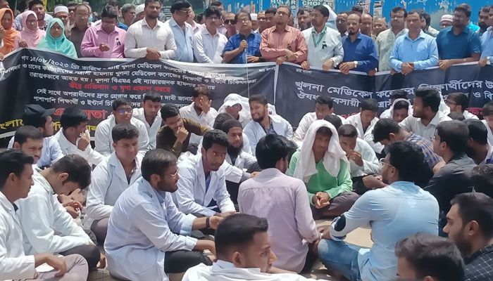 খুলনা মেডিকেলের ইন্টার্ন চিকিৎসকদের কর্মবিরতি স্থগিত