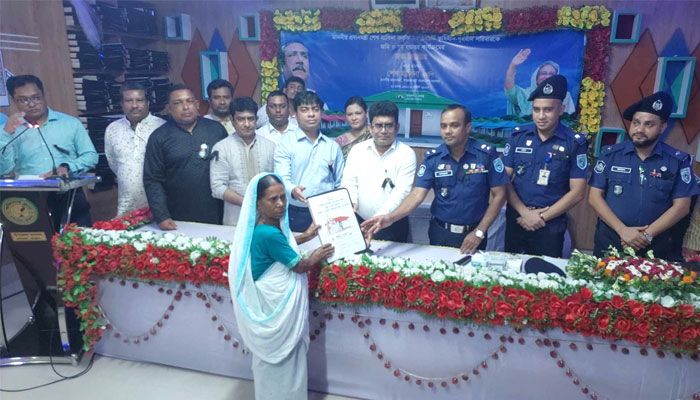 ঘর পেয়ে আনন্দে কাঁদলেন ভূমিহীনরা