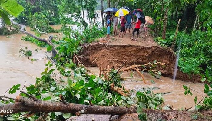 বিপদসীমার ওপরে মুহুরী নদীর পানি, বাঁধে ভাঙন