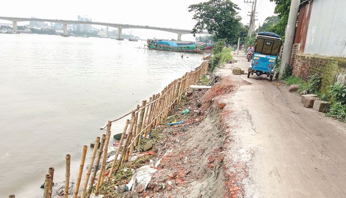 কাজ শেষ না হতেই নদীতে সড়ক