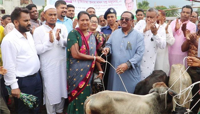 নওগাঁর পোরশা উপজেলার সরাইগাছী স্কুল মাঠে ক্ষুদ্র নৃগোষ্ঠীদের মাঝে ষাড় বাছুর, গো খাদ্য, হাঁস ও হাঁসের ঘর বিতরণ অনুষ্ঠানে খাদ্যমন্ত্রী সাধন চন্দ্র মজুমদার। প্রবা ফটো 