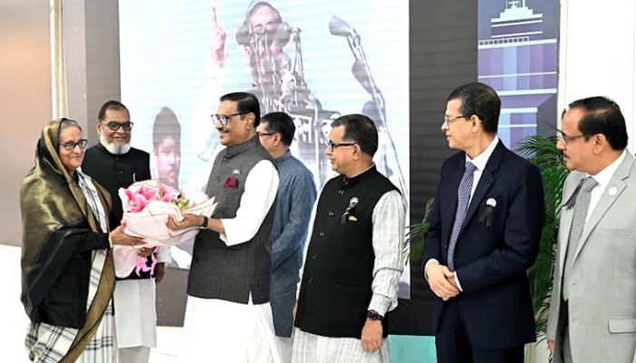 দেশে ফিরলেন প্রধানমন্ত্রী