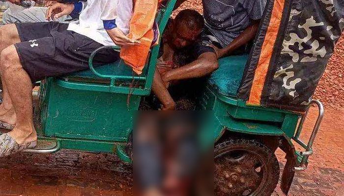 আহত পুলিশ সদস্যকে হাসপাতালে নেওয়া হচ্ছে। প্রবা ফটো 