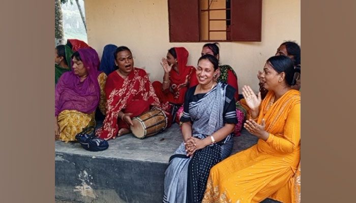নতুন ঘরে তৃতীয় লিঙ্গের মাহী-সুরভীদের সময় কাটছে নাচ-গান, হাসি-আনন্দে। প্রবা ফটো