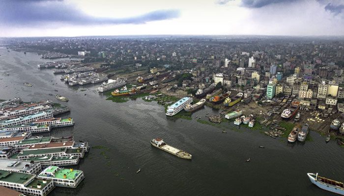 শ্রাবণের মেঘে ঢাকা বুড়িগঙ্গার আকাশ