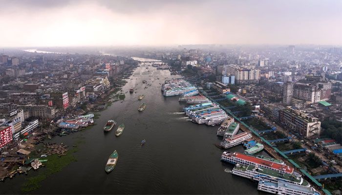 শ্রাবণের মেঘে ঢাকা বুড়িগঙ্গার আকাশ