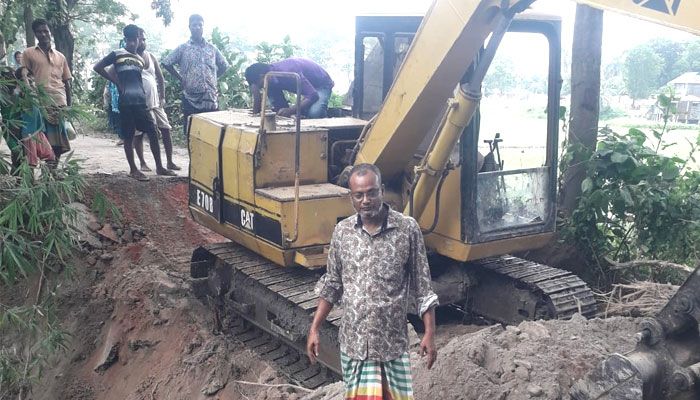 প্রতিদিনের বাংলাদেশে সংবাদ প্রকাশের পর সংস্কার হচ্ছে সড়কটি