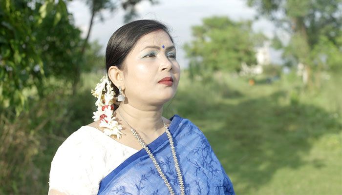 উমর ফারুকের কথায় গাইলেন স্মৃতি 