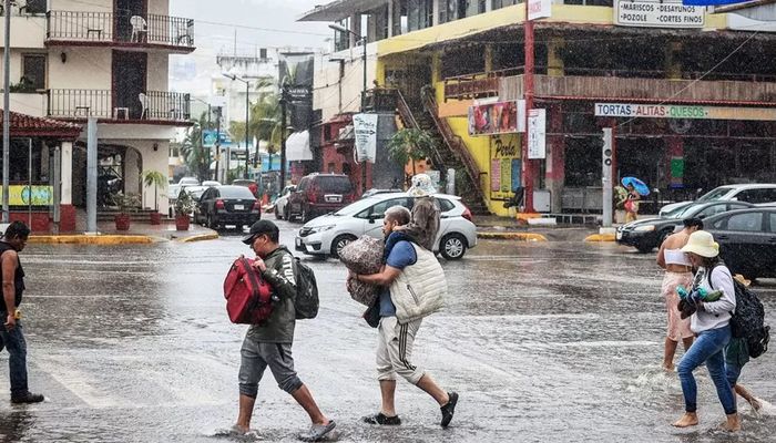 দাবানলে শতাধিক মৃত্যুর পর এবার ক্যাটাগরি ৪ মাত্রার ঘূর্ণিঝড়ের সামনে যুক্তরাষ্ট্র 