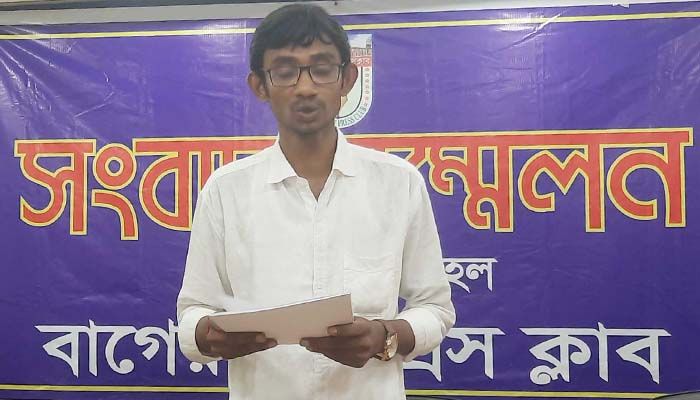 সংবাদ সম্মেলনে অসিত কুমার দে। প্রবা ফটাে