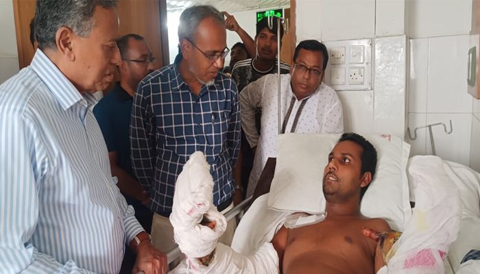 আহত যুবদল নেতা লিটন মণ্ডলকে দেখতে হাসপাতালে বিএনপির স্থায়ী কমিটির সদস্য আমীর খসরু মাহমুদ চৌধুরী। প্রবা ফটো