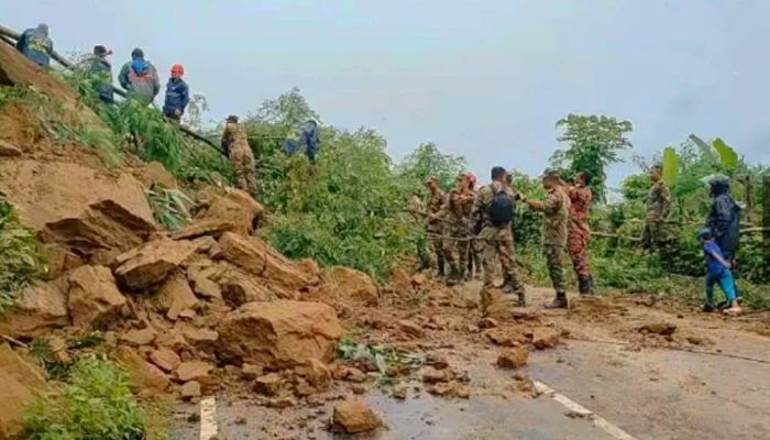 খাগড়াছড়িতে পাহাড় ধসে দুই উপজেলার সড়ক যোগাযোগ বন্ধ