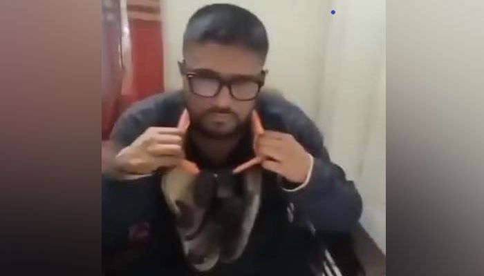 বরিশালে মেয়রের ছবি সরানোয় আওয়ামী লীগ নেতার গলায় জুতার মালা