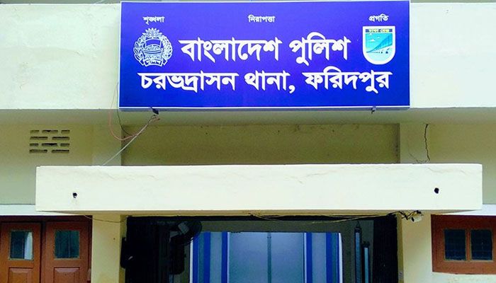 সিগারেটের প্যাকেট বদলে না দেওয়ায় থানায় নিয়ে ‘নির্যাতন’, ২ পুলিশ সদস্য ক্লোজড